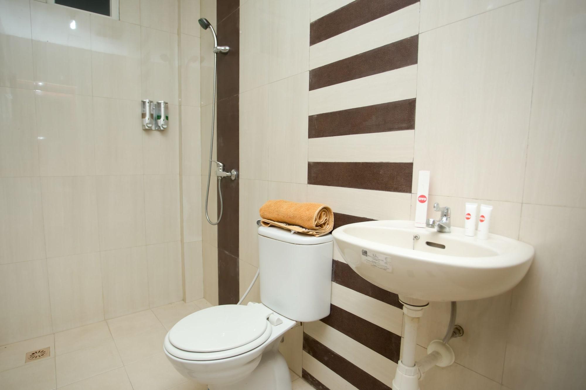 Oyo 850 Lapan Lapan Hotel Banjarmasin  Exterior photo