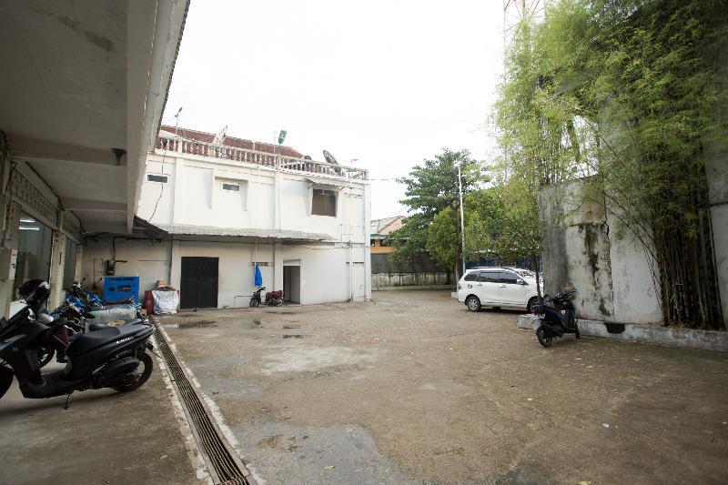 Oyo 850 Lapan Lapan Hotel Banjarmasin  Exterior photo